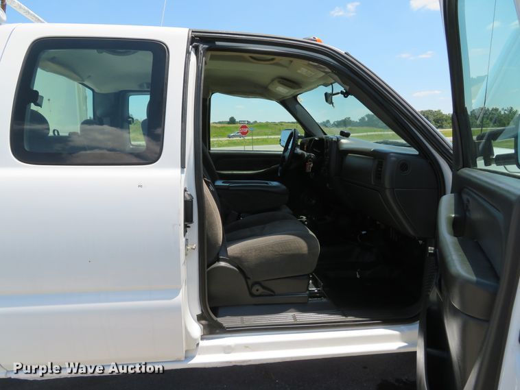 image for item DH1039 2006 Chevrolet Silverado 2500HD  Ext. Cab utility bed pickup truck