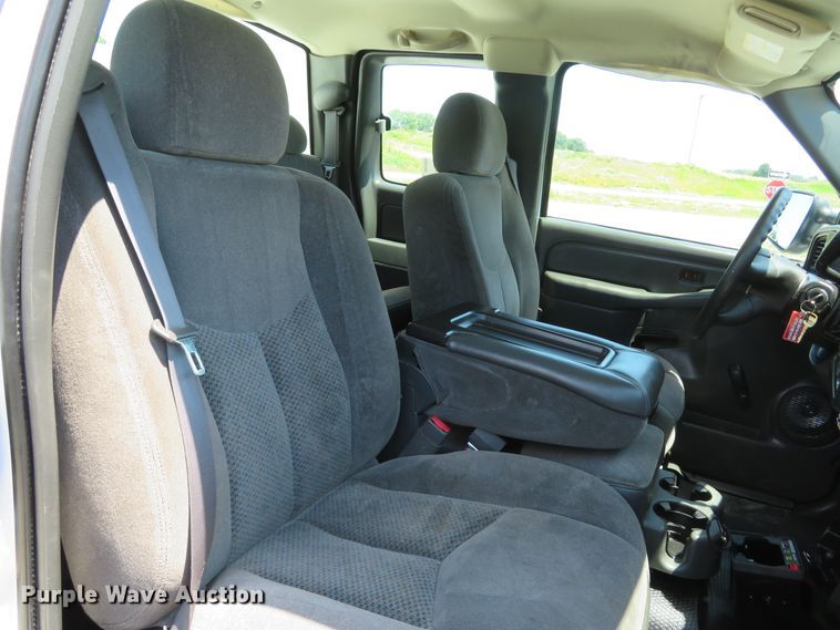 image for item DH1039 2006 Chevrolet Silverado 2500HD  Ext. Cab utility bed pickup truck