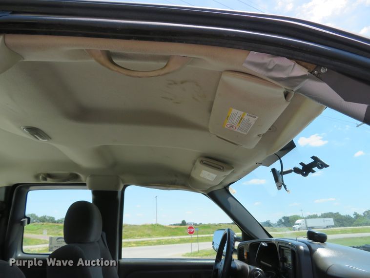 image for item DH1039 2006 Chevrolet Silverado 2500HD  Ext. Cab utility bed pickup truck