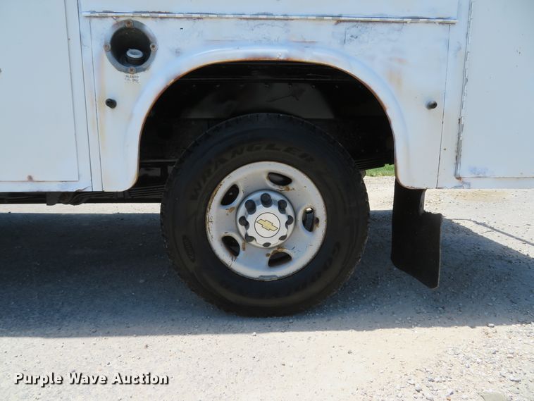 image for item DH1039 2006 Chevrolet Silverado 2500HD  Ext. Cab utility bed pickup truck