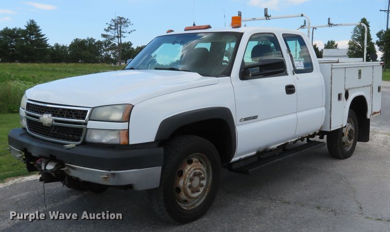 image for item DH1045 2006 Chevrolet Silverado 2500HD  Ext. Cab utility bed pickup truck