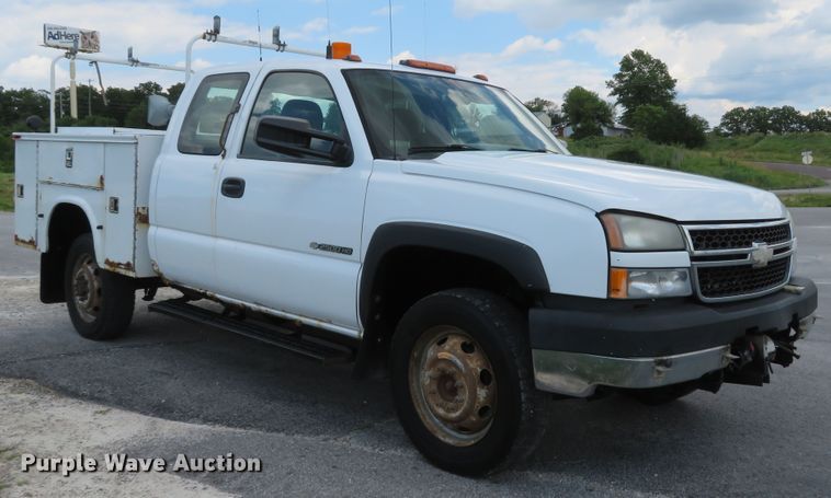 image for item DH1045 2006 Chevrolet Silverado 2500HD  Ext. Cab utility bed pickup truck