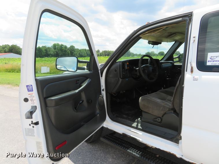 image for item DH1045 2006 Chevrolet Silverado 2500HD  Ext. Cab utility bed pickup truck