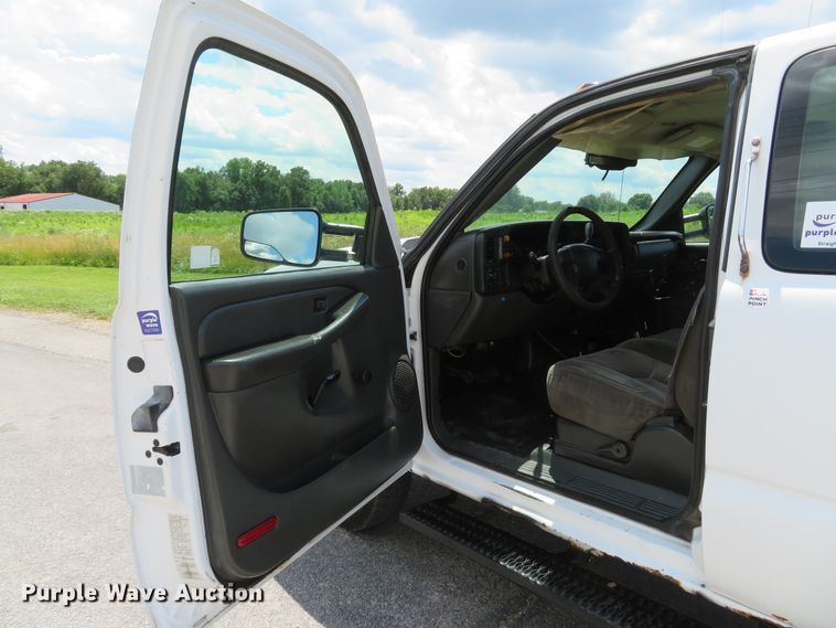 image for item DH1045 2006 Chevrolet Silverado 2500HD  Ext. Cab utility bed pickup truck