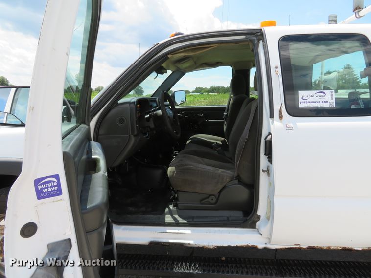 image for item DH1045 2006 Chevrolet Silverado 2500HD  Ext. Cab utility bed pickup truck