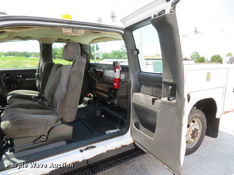 image for item DH1045 2006 Chevrolet Silverado 2500HD  Ext. Cab utility bed pickup truck