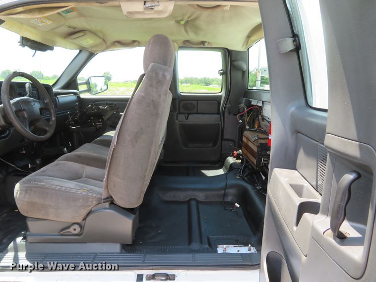 image for item DH1045 2006 Chevrolet Silverado 2500HD  Ext. Cab utility bed pickup truck