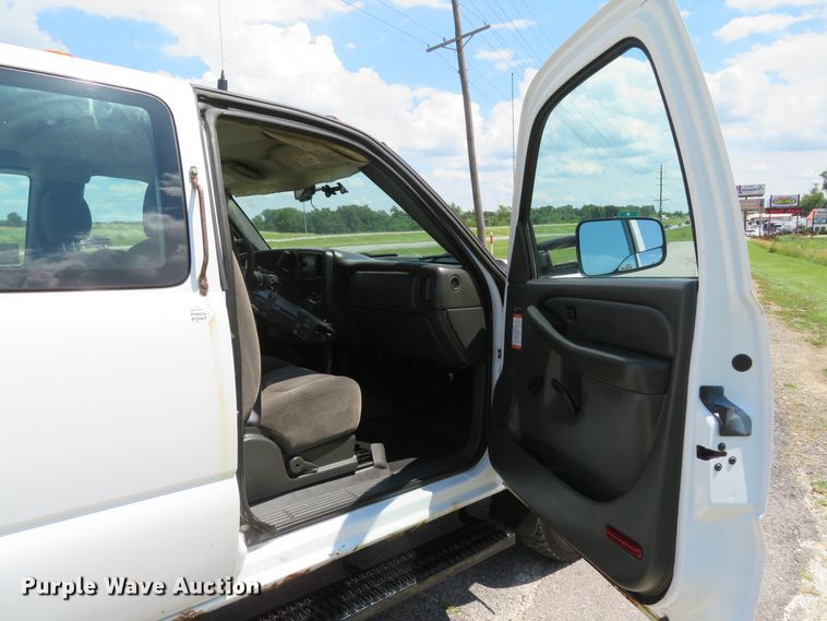 image for item DH1045 2006 Chevrolet Silverado 2500HD  Ext. Cab utility bed pickup truck