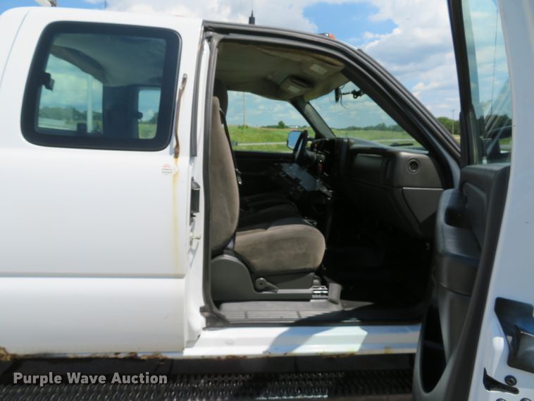 image for item DH1045 2006 Chevrolet Silverado 2500HD  Ext. Cab utility bed pickup truck