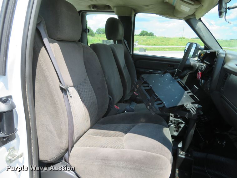 image for item DH1045 2006 Chevrolet Silverado 2500HD  Ext. Cab utility bed pickup truck