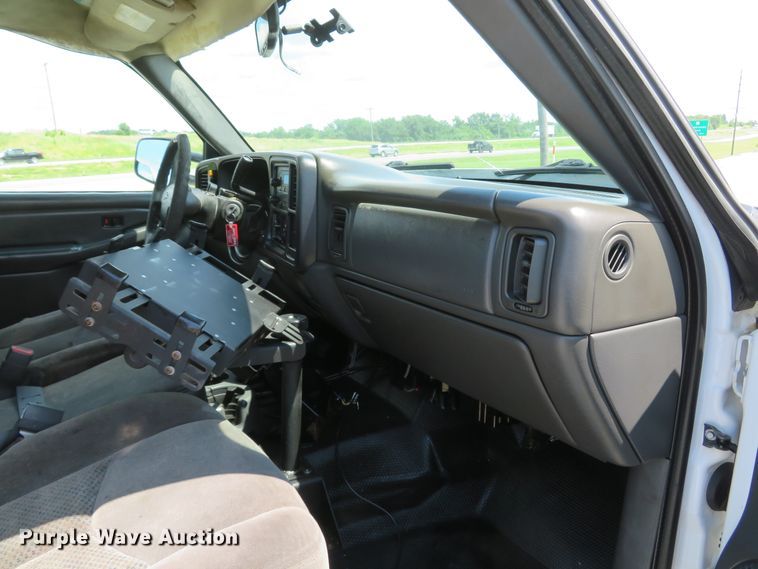 image for item DH1045 2006 Chevrolet Silverado 2500HD  Ext. Cab utility bed pickup truck