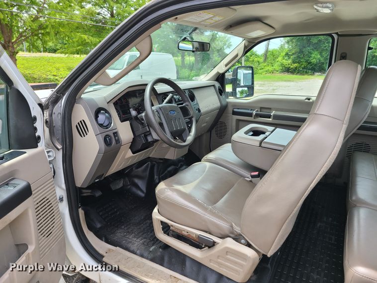 image for item FX9538 2008 Ford F250 Super Duty  SuperCab utility bed pickup truck