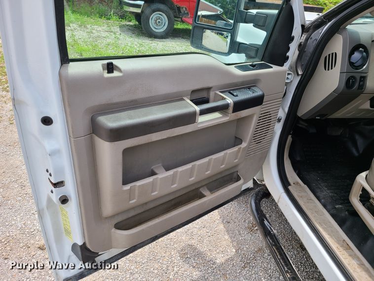 image for item FX9538 2008 Ford F250 Super Duty  SuperCab utility bed pickup truck