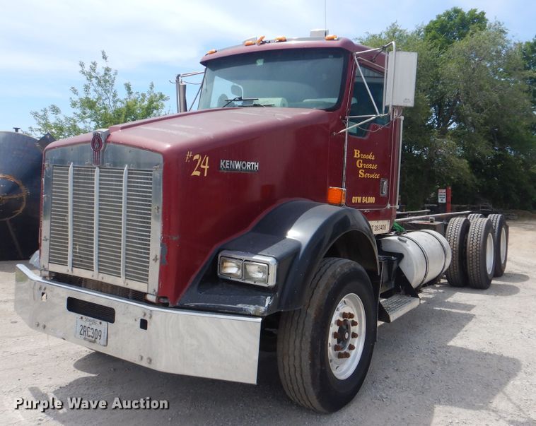 image for item GM9055 2003 Kenworth T800  truck cab and chassis