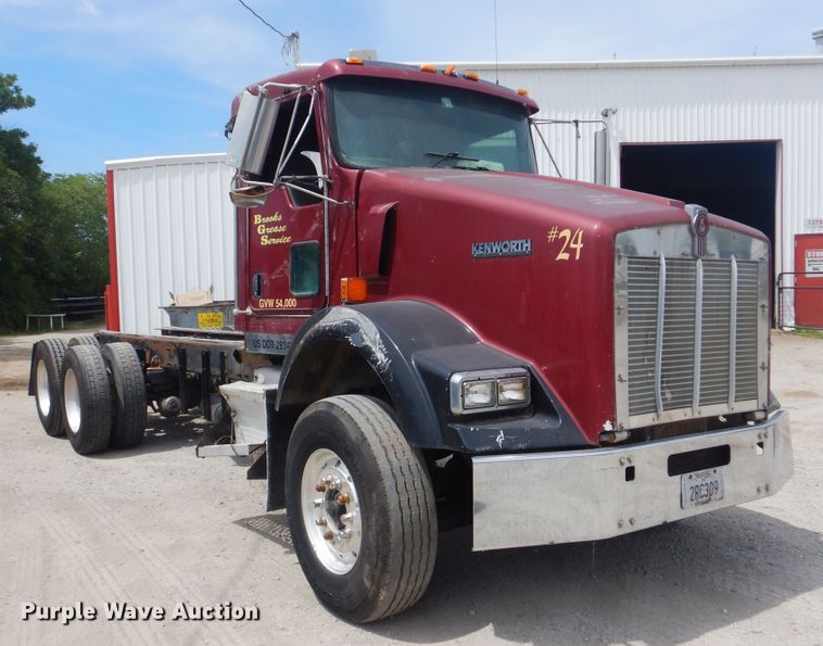 image for item GM9055 2003 Kenworth T800  truck cab and chassis