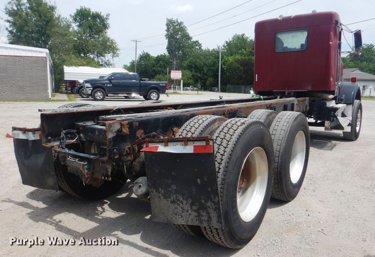 image for item GM9055 2003 Kenworth T800  truck cab and chassis