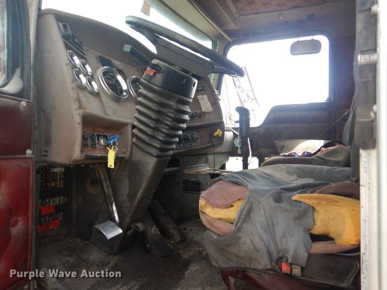 image for item GM9055 2003 Kenworth T800  truck cab and chassis