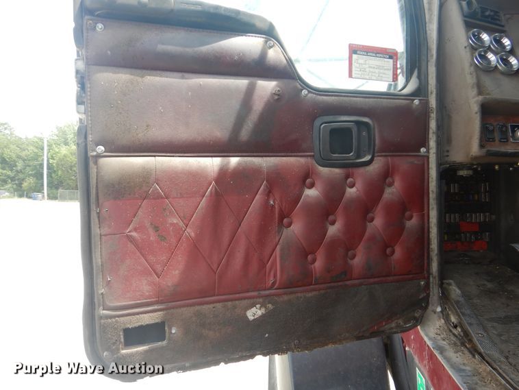 image for item GM9055 2003 Kenworth T800  truck cab and chassis