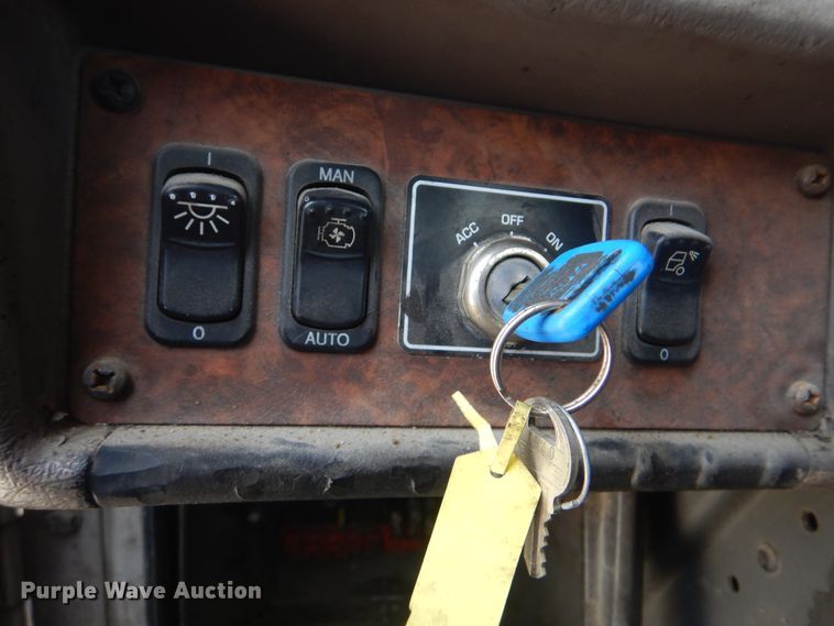 image for item GM9055 2003 Kenworth T800  truck cab and chassis