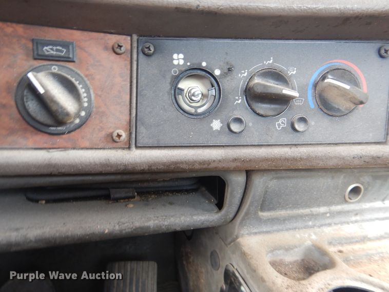 image for item GM9055 2003 Kenworth T800  truck cab and chassis