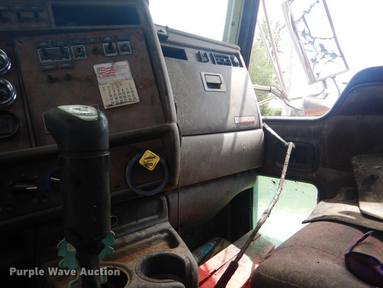 image for item GM9055 2003 Kenworth T800  truck cab and chassis