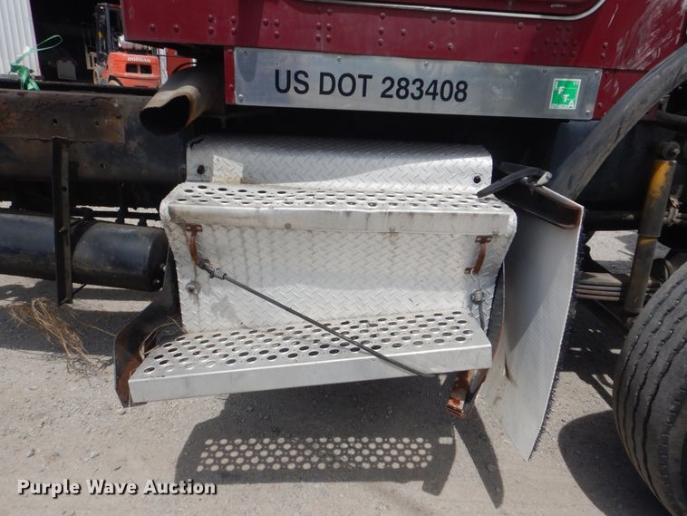 image for item GM9055 2003 Kenworth T800  truck cab and chassis