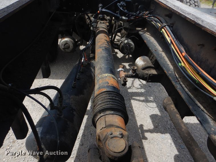 image for item GM9055 2003 Kenworth T800  truck cab and chassis