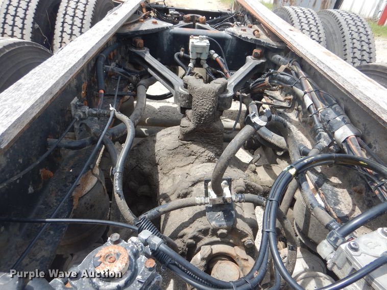 image for item GM9055 2003 Kenworth T800  truck cab and chassis