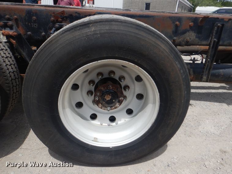 image for item GM9055 2003 Kenworth T800  truck cab and chassis