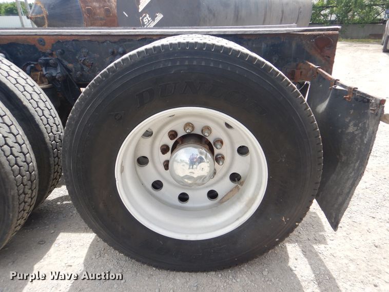 image for item GM9055 2003 Kenworth T800  truck cab and chassis