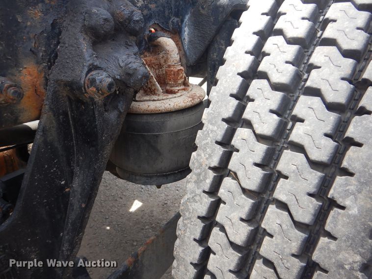 image for item GM9055 2003 Kenworth T800  truck cab and chassis