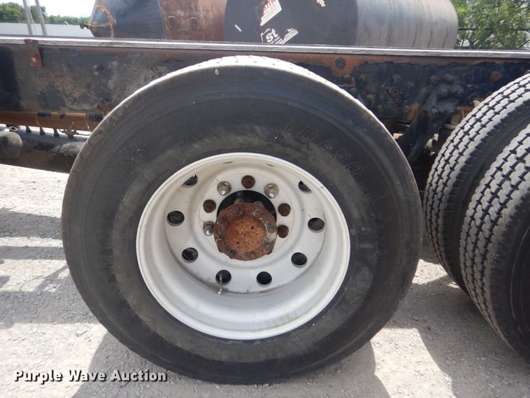 image for item GM9055 2003 Kenworth T800  truck cab and chassis