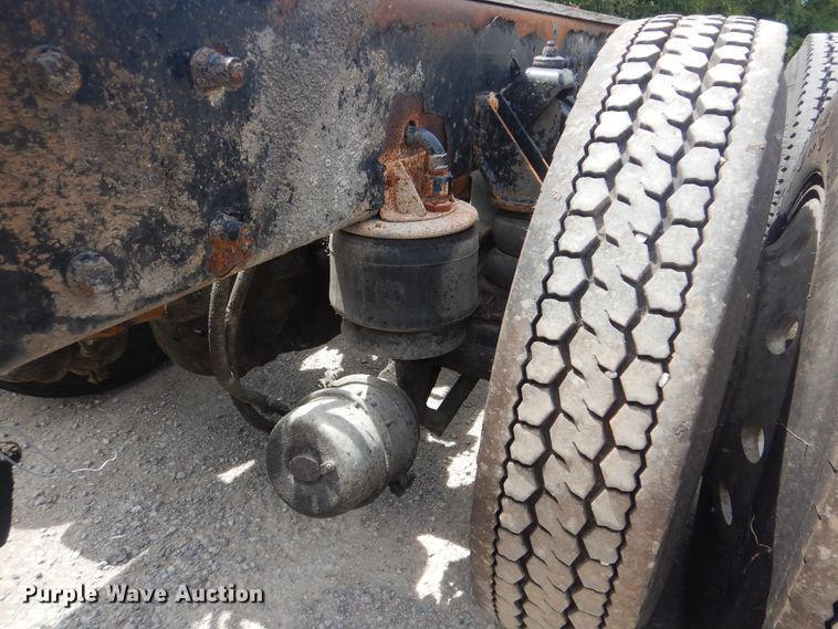 image for item GM9055 2003 Kenworth T800  truck cab and chassis