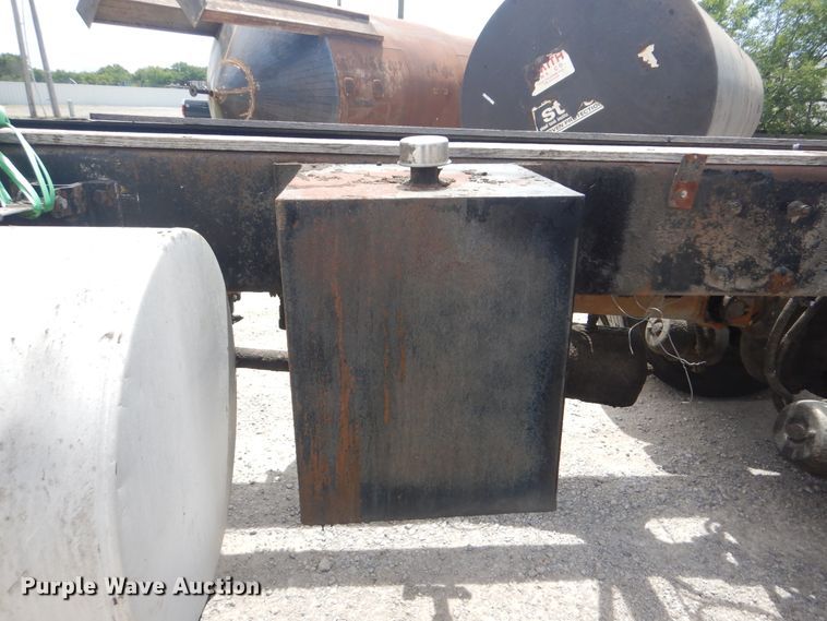 image for item GM9055 2003 Kenworth T800  truck cab and chassis