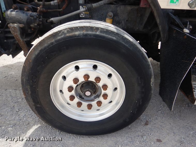 image for item GM9055 2003 Kenworth T800  truck cab and chassis