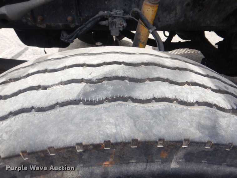 image for item GM9055 2003 Kenworth T800  truck cab and chassis