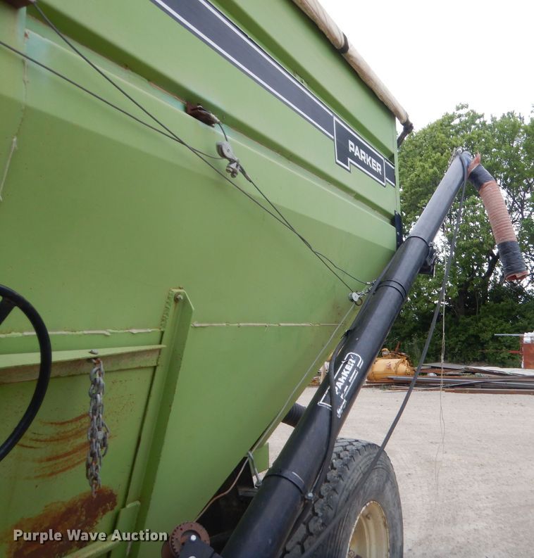 image for item GN9448 Parker 650 grain cart