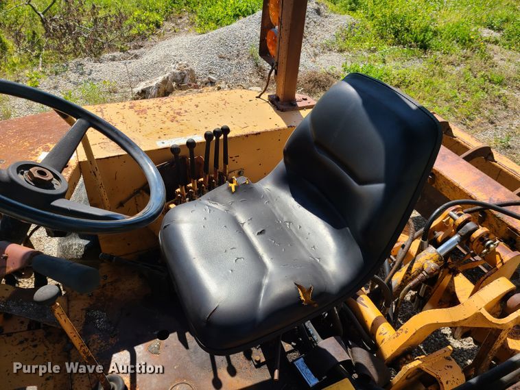 image for item GT9051 1984 Case 480LL  landscape tractor