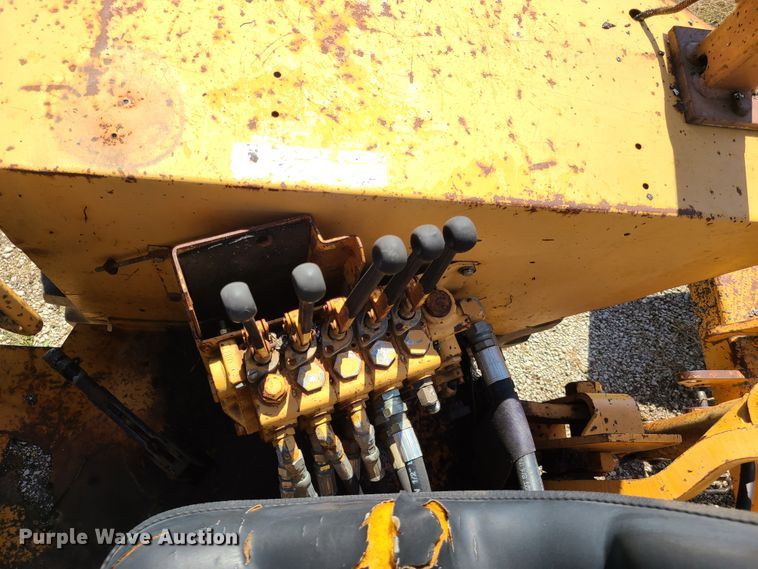 image for item GT9051 1984 Case 480LL  landscape tractor