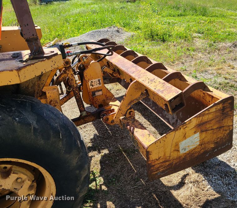 image for item GT9051 1984 Case 480LL  landscape tractor