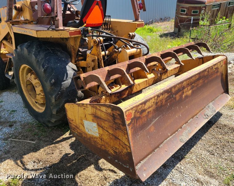 image for item GT9051 1984 Case 480LL  landscape tractor