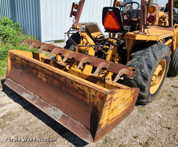 image for item GT9051 1984 Case 480LL  landscape tractor