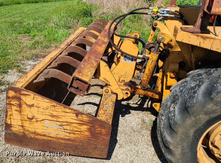 image for item GT9051 1984 Case 480LL  landscape tractor