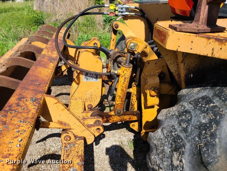 image for item GT9051 1984 Case 480LL  landscape tractor