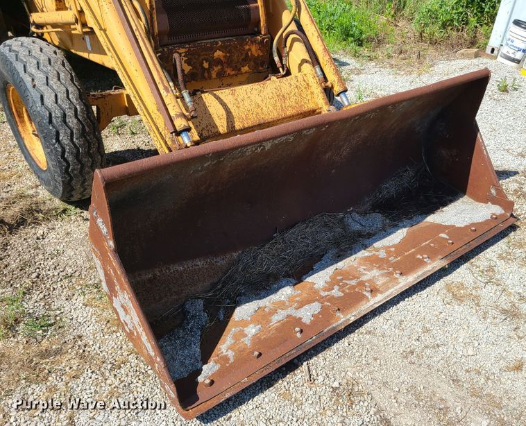 image for item GT9051 1984 Case 480LL  landscape tractor