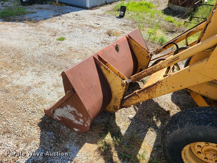 image for item GT9051 1984 Case 480LL  landscape tractor