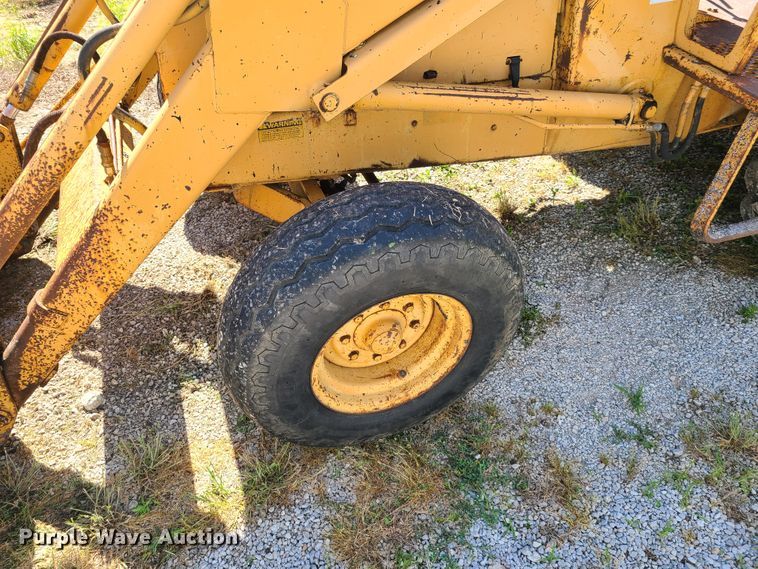 image for item GT9051 1984 Case 480LL  landscape tractor