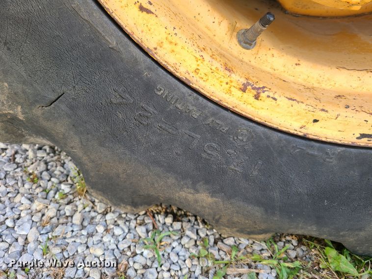 image for item GT9051 1984 Case 480LL  landscape tractor