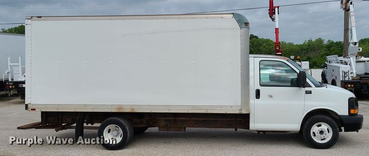 image for item GT9151 2004 GMC Savana G3500  box truck