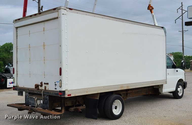 image for item GT9151 2004 GMC Savana G3500  box truck